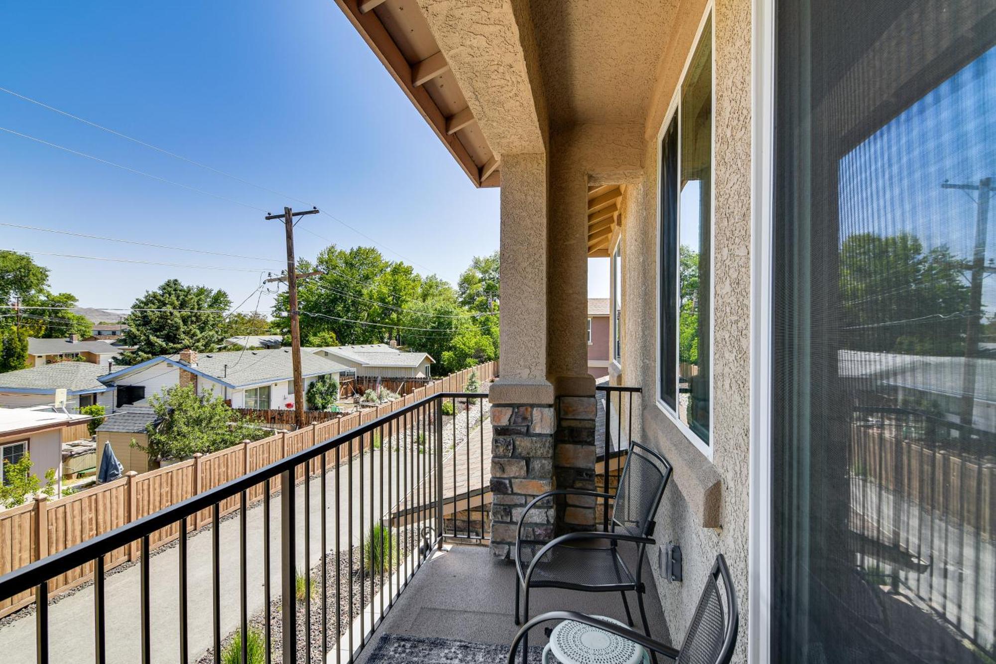 Central Carson City Townhome, 1 Mi To Downtown! Exterior photo